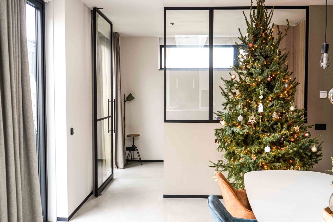 plaatsen stalen deur